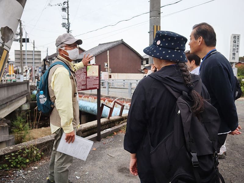 ガイド中／佐保川に架かる旧京街道の石橋で